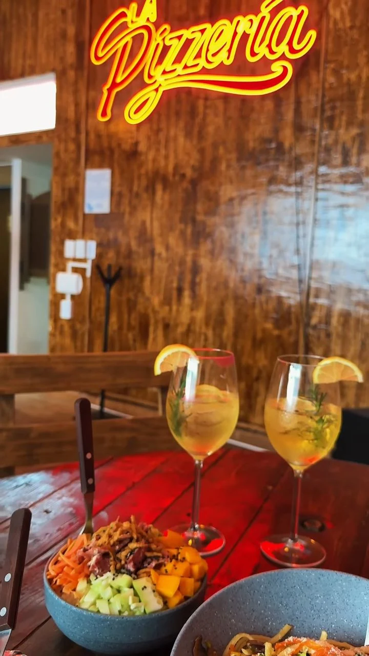 Pizzas, bebidas y una mesa de La Pizzería