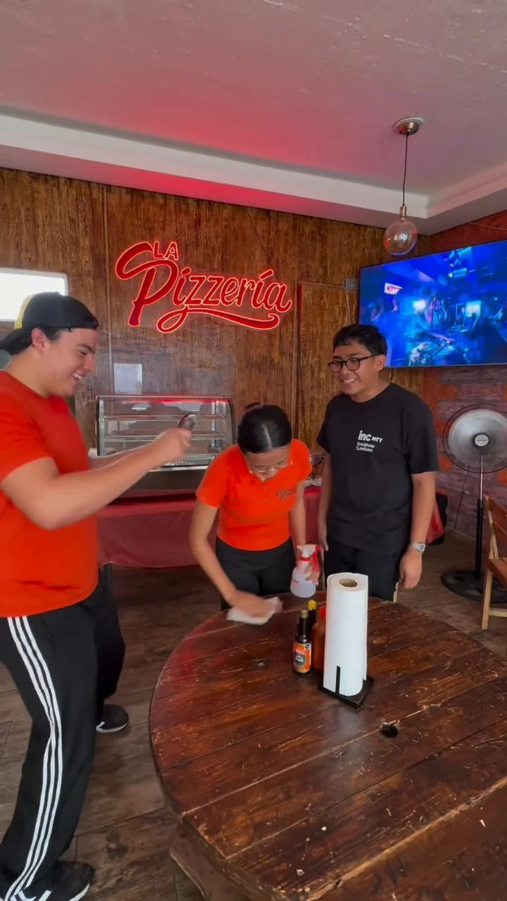 El equipo y el ambiente de La Pizzería en su reel con ferr.bio